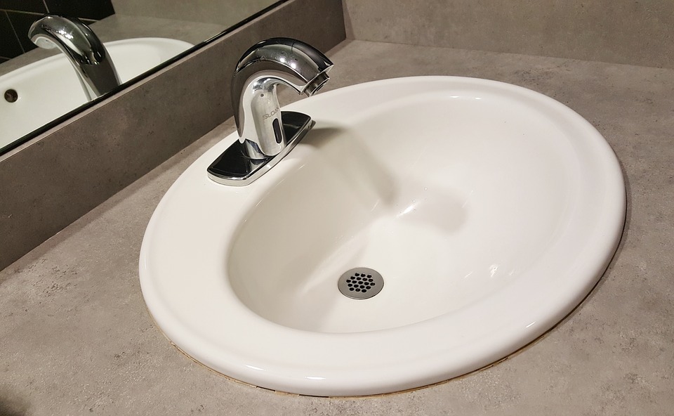 Umywalka wpuszczana w blat – nie tylko do małych łazienek