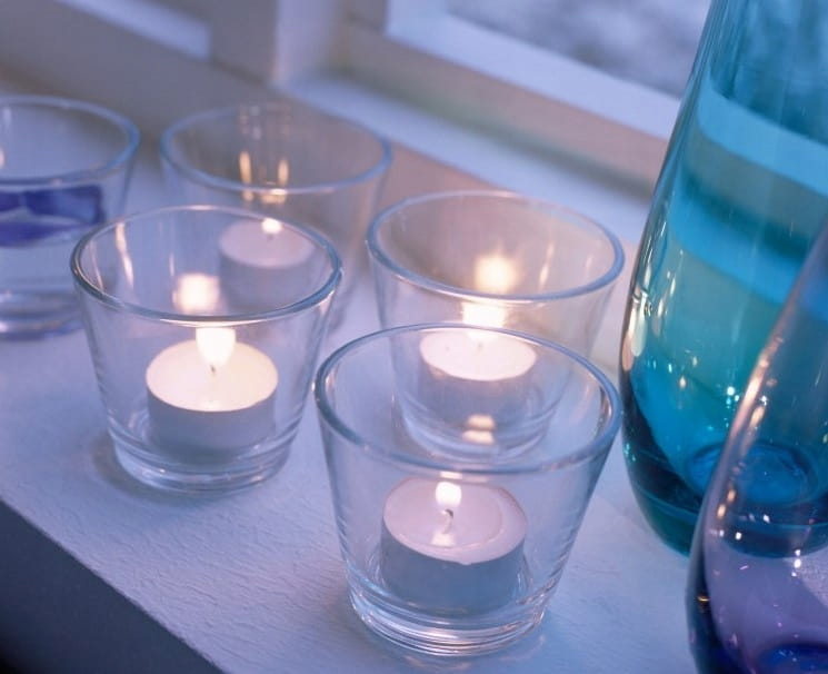 świeczniki szklane na parapecie