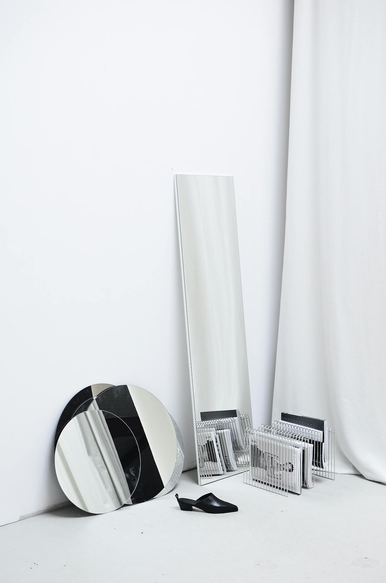 lustra dekoracyjne przy ścianie